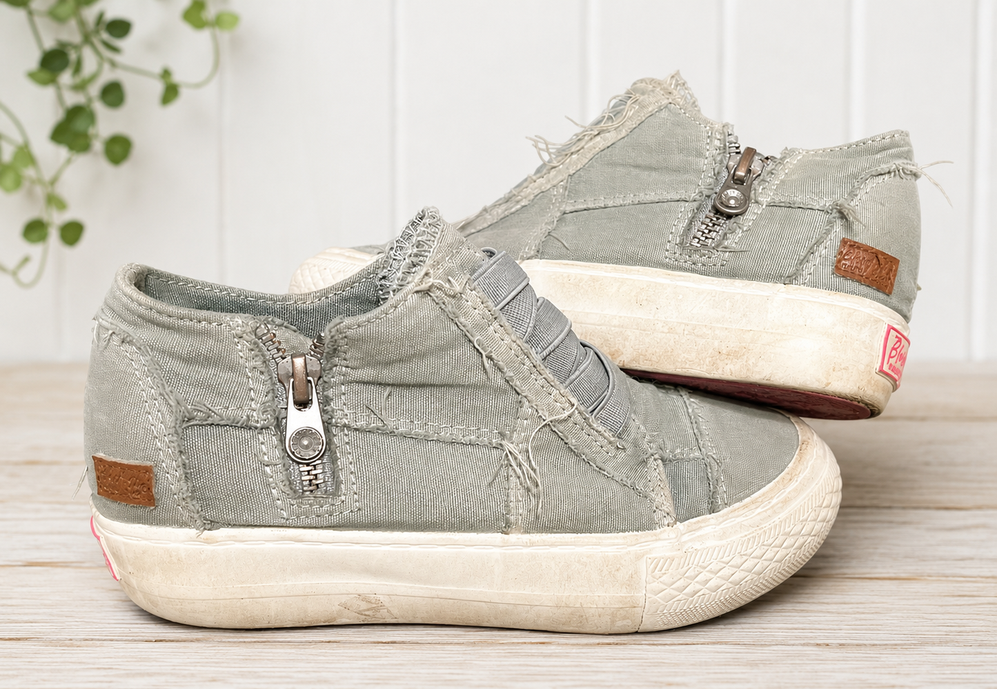 Blowfish Malibu Girls Gray Canvas Sneakers Size 1/2